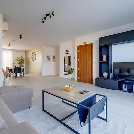 Salmar Court With Pool By Buena Vista Hal Ghaxiak