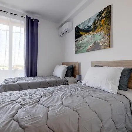 Salmar Court With Pool By Buena Vista *