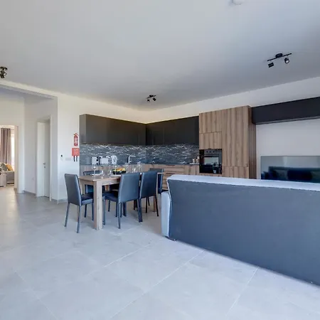 Salmar Court With Pool By Buena Vista