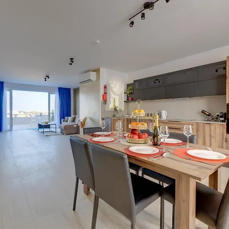 Salmar Court With Pool By Buena Vista *