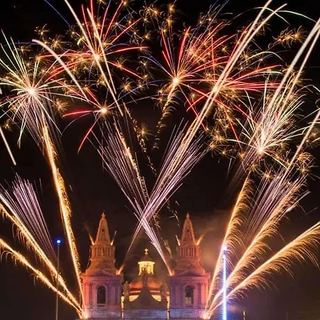 Salmar Court With Pool By Buena Vista Lägenhet Hal Ghaxiak