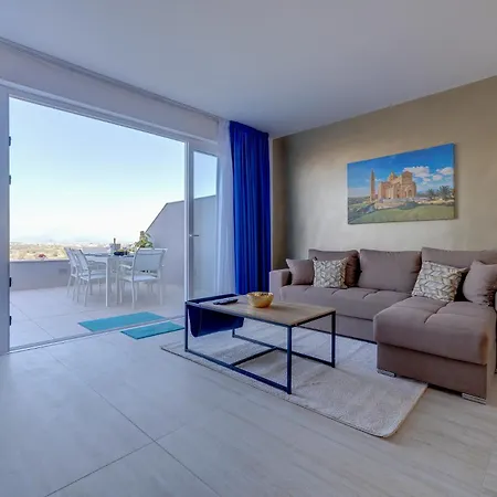 Salmar Court With Pool By Buena Vista