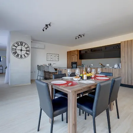 Salmar Court With Pool By Buena Vista Hal Ghaxiak