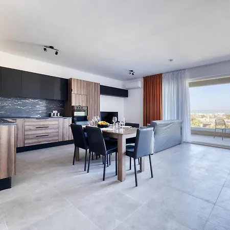 Salmar Court With Pool By Buena Vista * Hal Ghaxiak