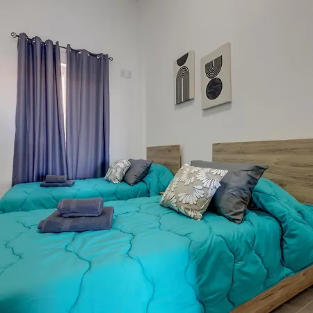 Salmar Court With Pool By Buena Vista Hal Ghaxiak