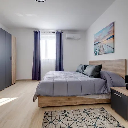 Salmar Court With Pool By Buena Vista