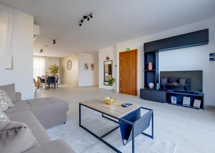 Salmar Court With Pool By Buena Vista Hal Ghaxiak