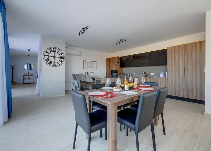 Salmar Court With Pool By Buena Vista Hal Ghaxiak