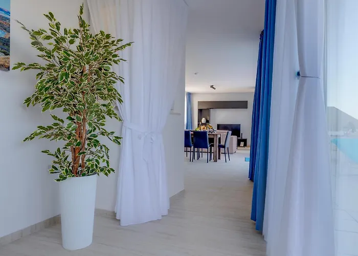 Salmar Court With Pool By Buena Vista Apartment