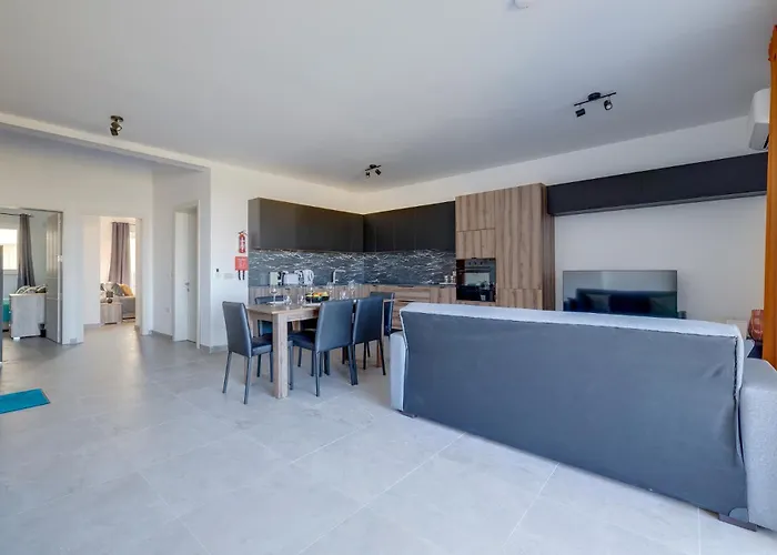 Salmar Court With Pool By Buena Vista