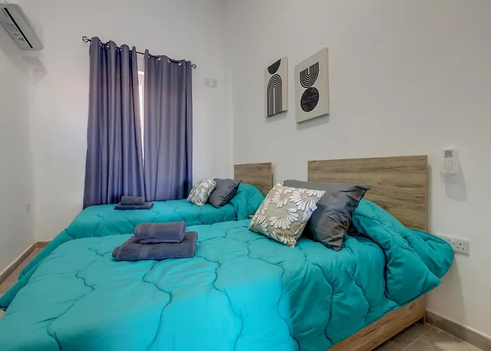 Salmar Court With Pool By Buena Vista Hal Ghaxiak